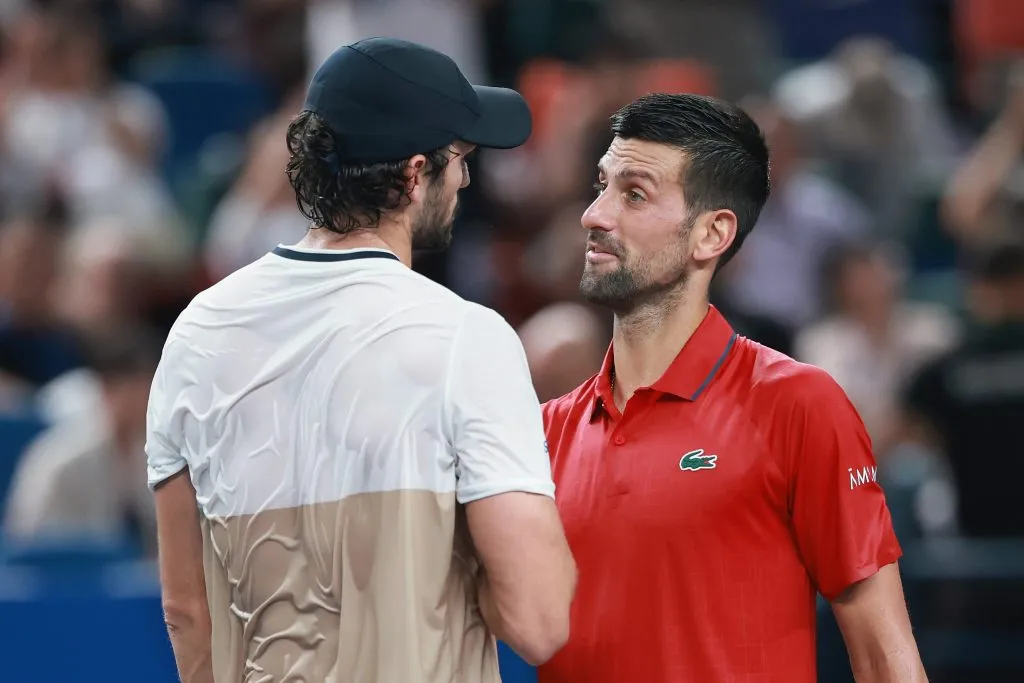 El saludo entre Vacherot y Djokovic apenas finalizado el encuentro. (Getty).