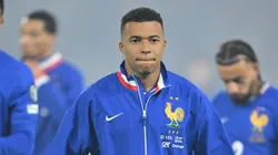 Autor de un golazo ante Azerbaiyán, Mbappé terminó lesionado y regresa a Madrid.