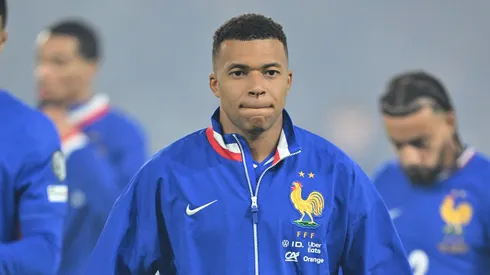 Autor de un golazo ante Azerbaiyán, Mbappé terminó lesionado y regresa a Madrid.