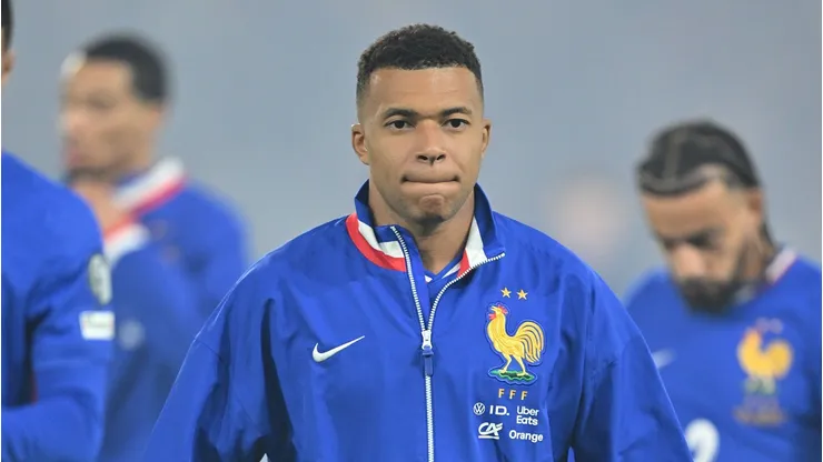 Autor de un golazo ante Azerbaiyán, Mbappé terminó lesionado y regresa a Madrid.