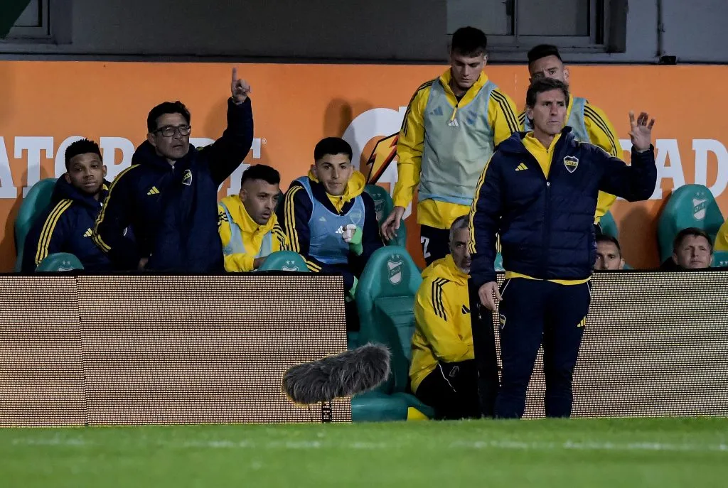 Juvenal Rodríguez levanta la mano al lado de los suplentes. (Foto: Getty).