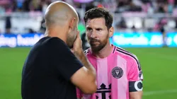 El DT de Inter Miami dialoga con el capitán en el Chase Stadium.