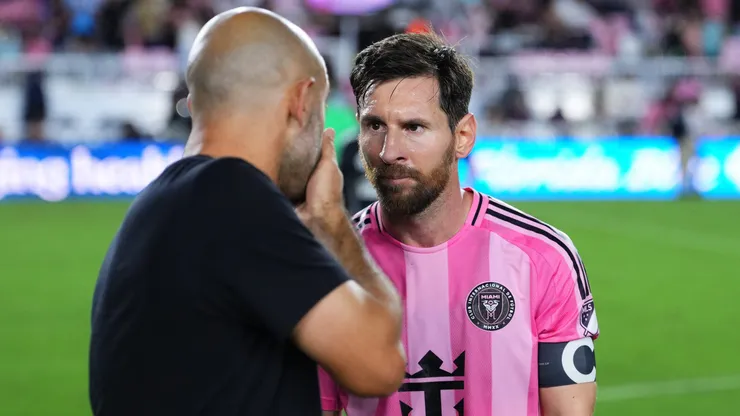 El DT de Inter Miami dialoga con el capitán en el Chase Stadium.