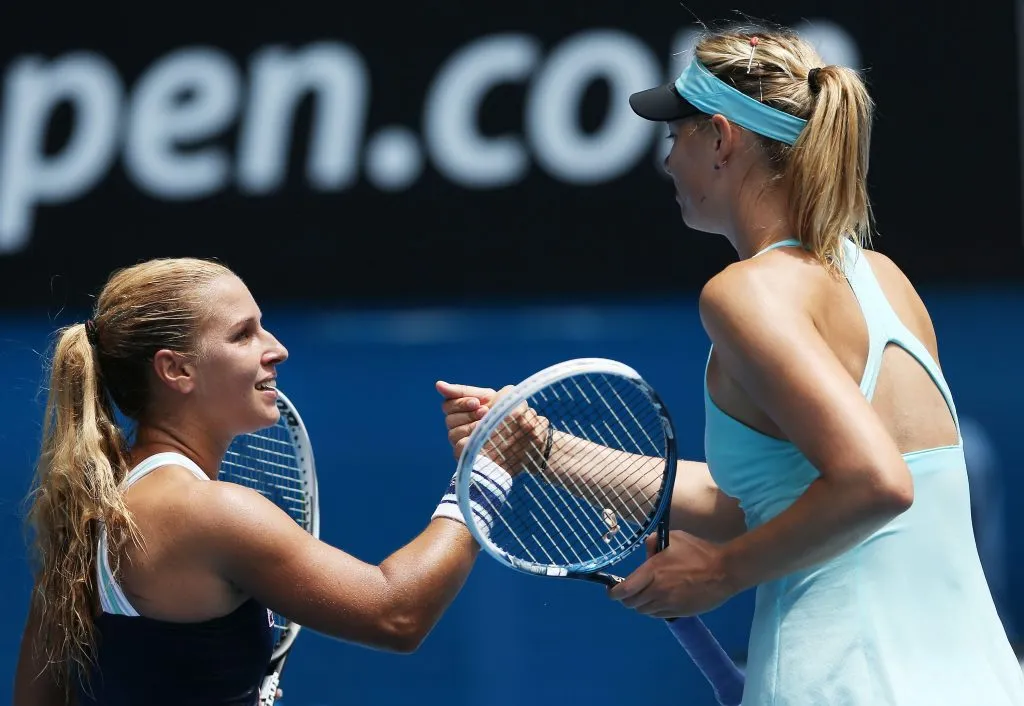 Cibulkova saluda a Sharapova en la red tras vencerla en el Abierto de Australia 2014. (Foto: Getty).