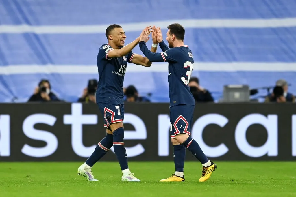 Kylian Mbappé y Lionel Messi en sus etapas en París Saint-Germain en un duelo ante Real Madrid por la UEFA Champions League. (Getty Images)