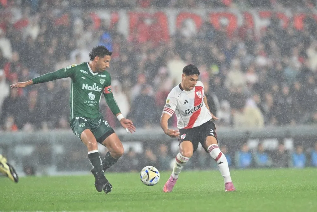 Una de las intervenciones de Maxi Salas en el partido. (Foto: Prensa River)