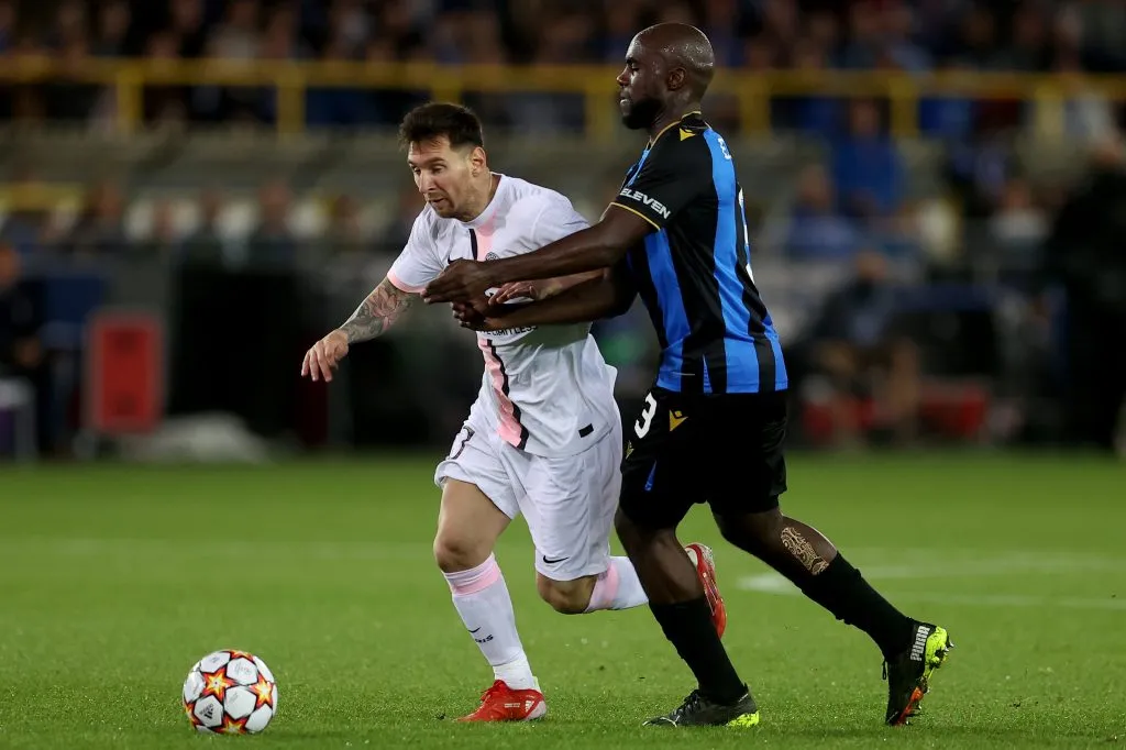 Eder Álvarez Balanta marcando a Lionel Messi en Champions League. (Getty).