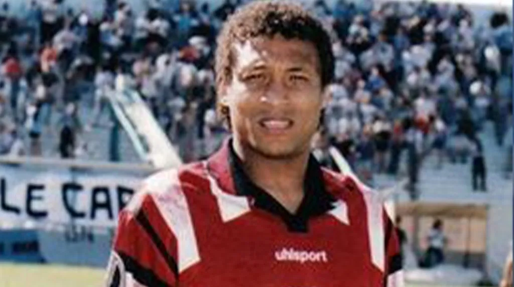 Adriano Mendes durante su paso por Temperley, su segundo club argentino luego de Estudiantes (@VSportsTM).