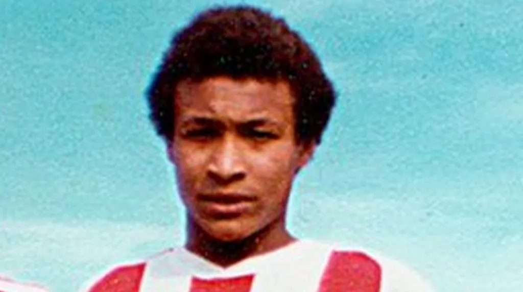 Adriano Tomás Custodio Mendes durante su etapa en Estudiantes de La Plata, en 1983 (@VSportsTM).