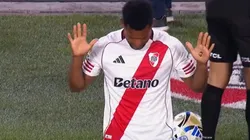 Miguel Borja ingresó en River vs. Sarmiento con un número "63" en la mano.