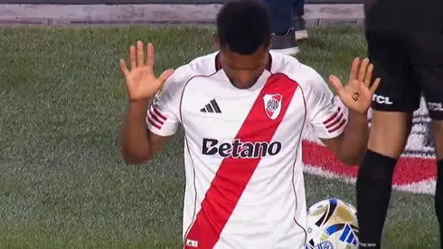 Miguel Borja ingresó en River vs. Sarmiento con un número "63" en la mano.