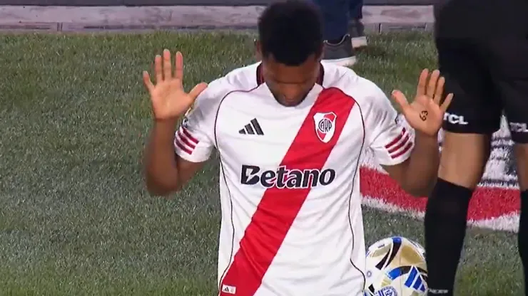 Miguel Borja ingresó en River vs. Sarmiento con un número "63" en la mano.