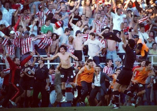 Pablo el ‘Payasito’ Lugüercio, celebrando el título con Estudiantes en 2006. (Foto: @pabloarielluguercio).