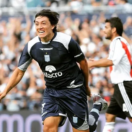 Pablo Lugüercio celebra su gol ante River. (Foto: @pabloarielluguercio).