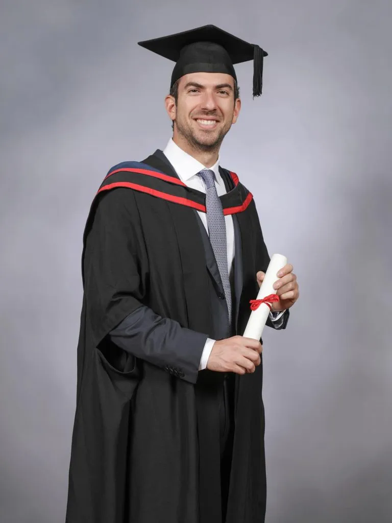 Latifi se graduó en la London Business School. (IG @Nicholaslatifi)