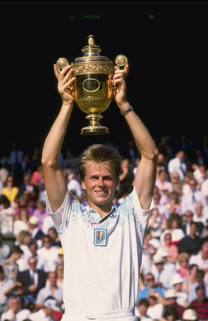Edberg levanta el trofeo de campeón de Wimbledon en 1990. (Foto: Getty).
