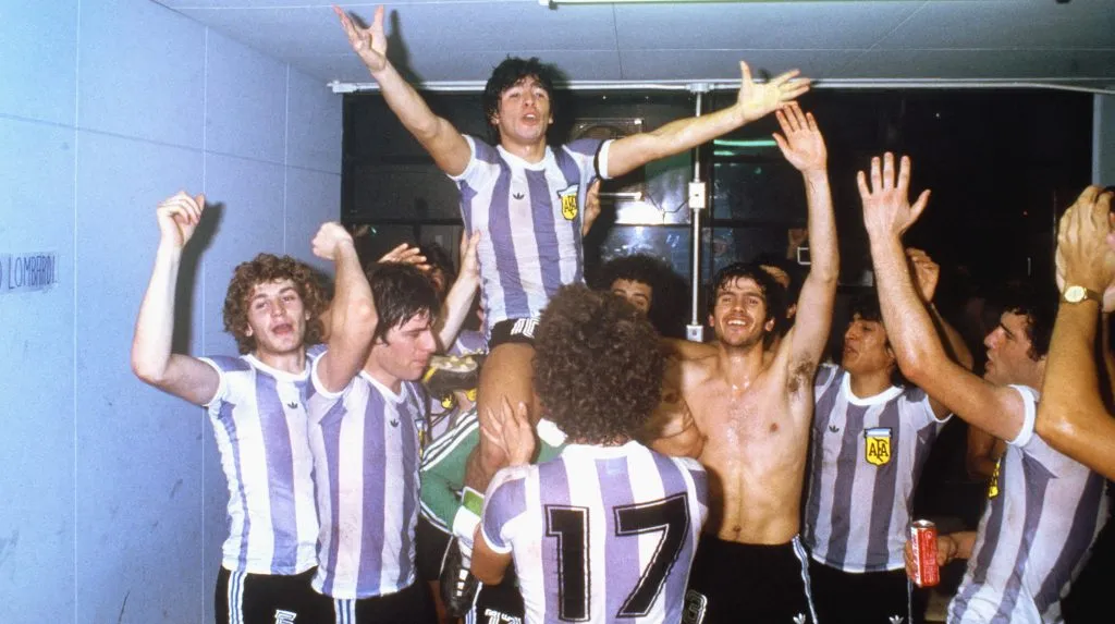Diego Maradona celebrando en el vestuario el primer título mundial de Argentina en el Sub 20.