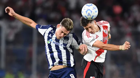 Federico Girotti y Gonzalo Montiel disputan la pelota en la Supercopa Internacional 2025 que terminó con triunfo de la T por penales.