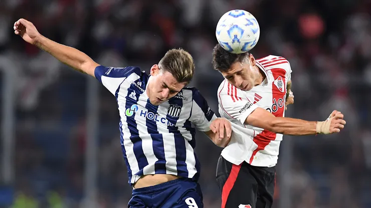 Federico Girotti y Gonzalo Montiel disputan la pelota en la Supercopa Internacional 2025 que terminó con triunfo de la T por penales.