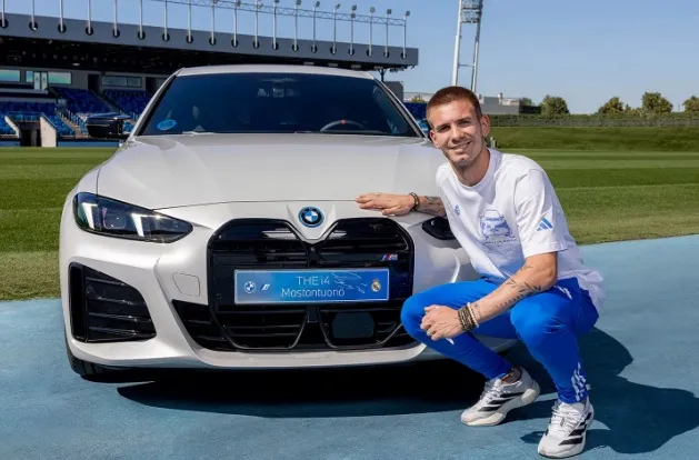 Mastantuono con su nuevo BMW. (Foto: Real Madrid)