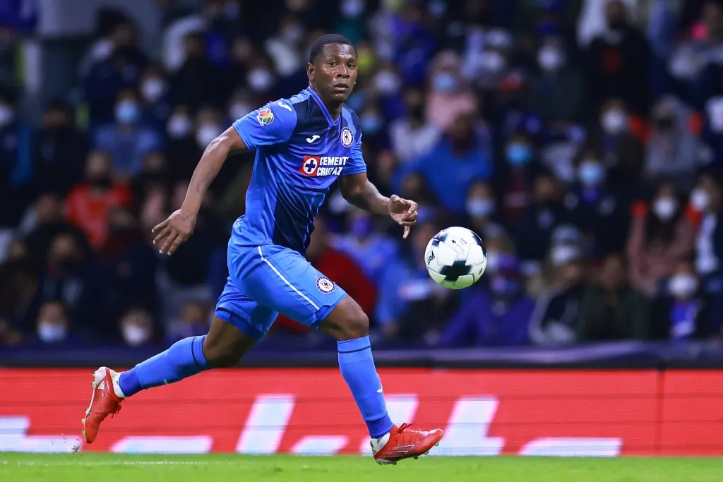 Bryan Angulo, futbolista ecuatoriano durante su etapa en Cruz Azul. (Getty Images)