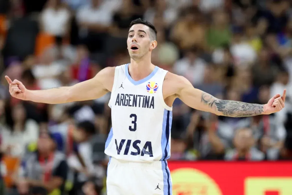Luca Vildoza, basquetbolista argentina en la selección. (AP Photo/Ng Han Guan)