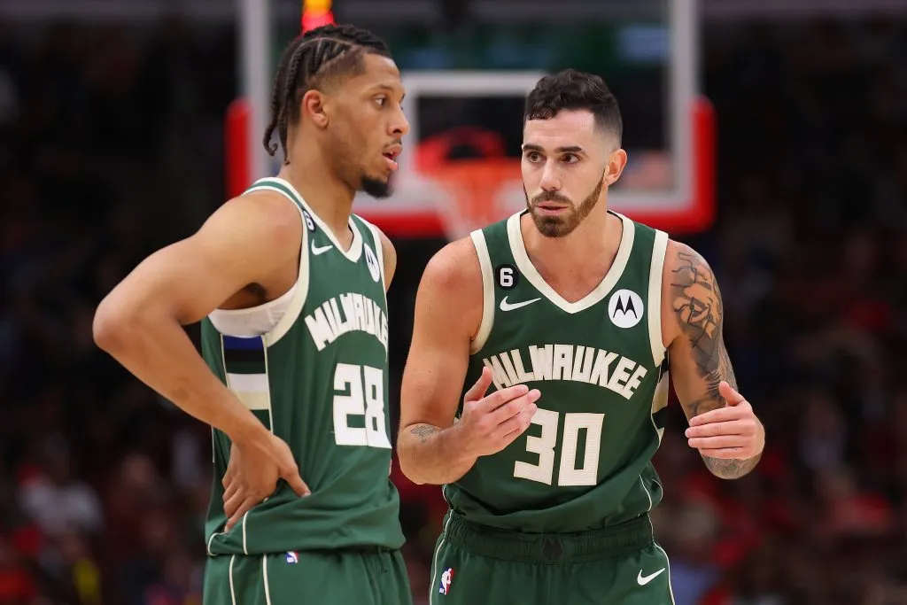 Luca Vildoza y Lindell Wigginton, en Milwaukee Bucks de la NBA. (Getty Images)