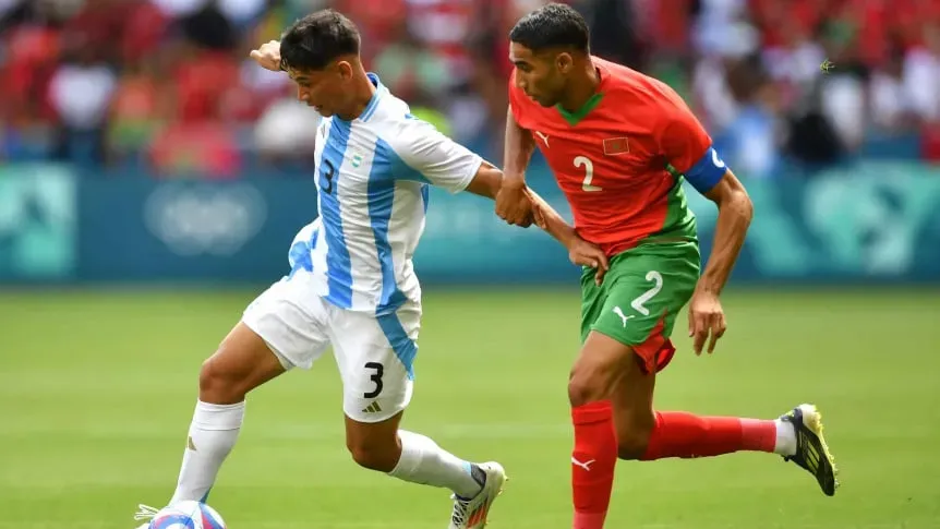 Julio Soler y Achraf Hakimi en Argentina ante Marruecos por los Juegos Olímpicos de París 2024. (FIFA vía Getty Images)