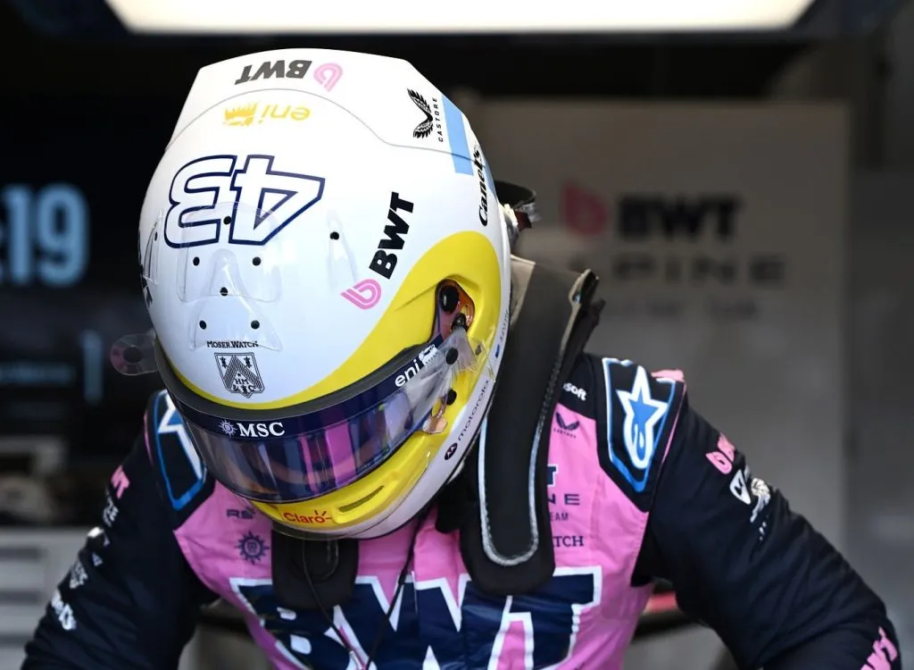 Colapinto luciendo su nuevo casco para la Gira de las Américas (@Corazondef1).