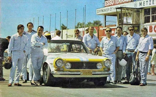 El Torino que participó en las 84 Horas de Nürburgring y Colapinto homenajeó en su nuevo casco (@lulistonte12).