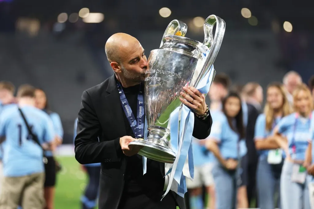 Pep Guardiola, director técnico español de Manchester City, con el trofeo de la UEFA Champions League. (Getty Images)