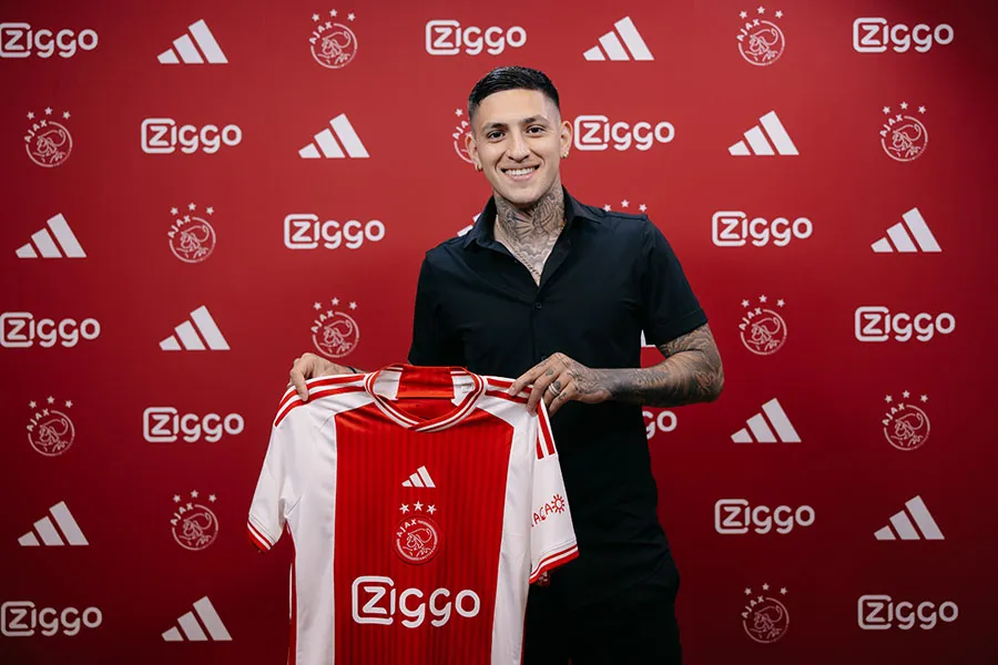Gastón Ávila durante su presentación como nuevo jugador de Ajax. (@AFCAjax)