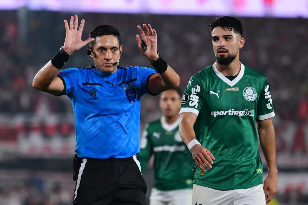 Jesús Valenzuela, árbitro venezolano durante el duelo entre River y Palmeiras por la Copa Libertadores 2025. (Getty Images)