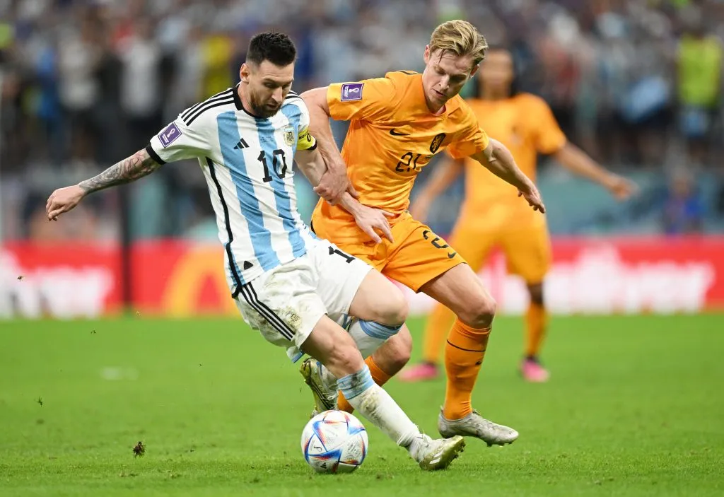De Jong intenta frenar a Messi en el Mundial de Qatar. (Getty).