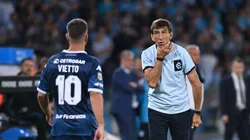 Vietto deja la cancha para recibir la felicitación de Costas. (Getty)