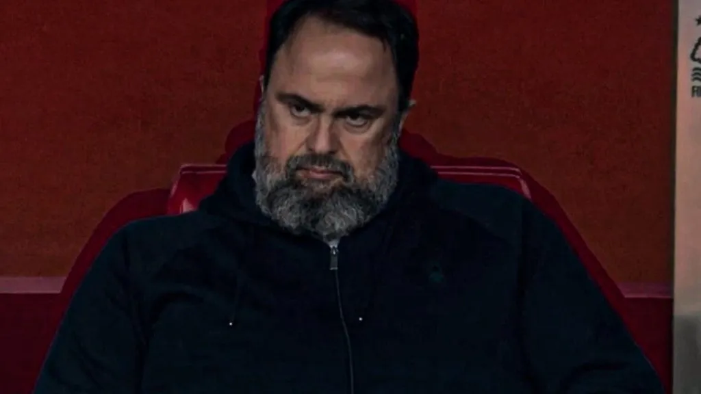 El rostro de Marinakis minutos antes de echar a Postecoglou del club.
