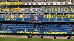La bandera de Juan Román Riquelme en homenaje a Russo.