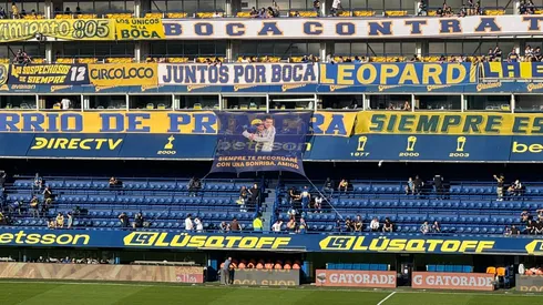 La bandera de Juan Román Riquelme en homenaje a Russo.