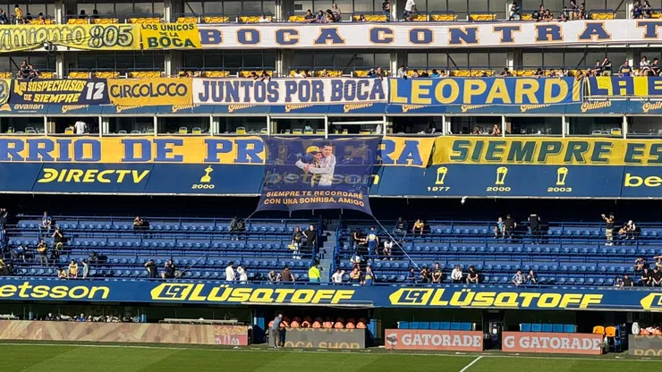 La bandera de Juan Román Riquelme en homenaje a Russo.
