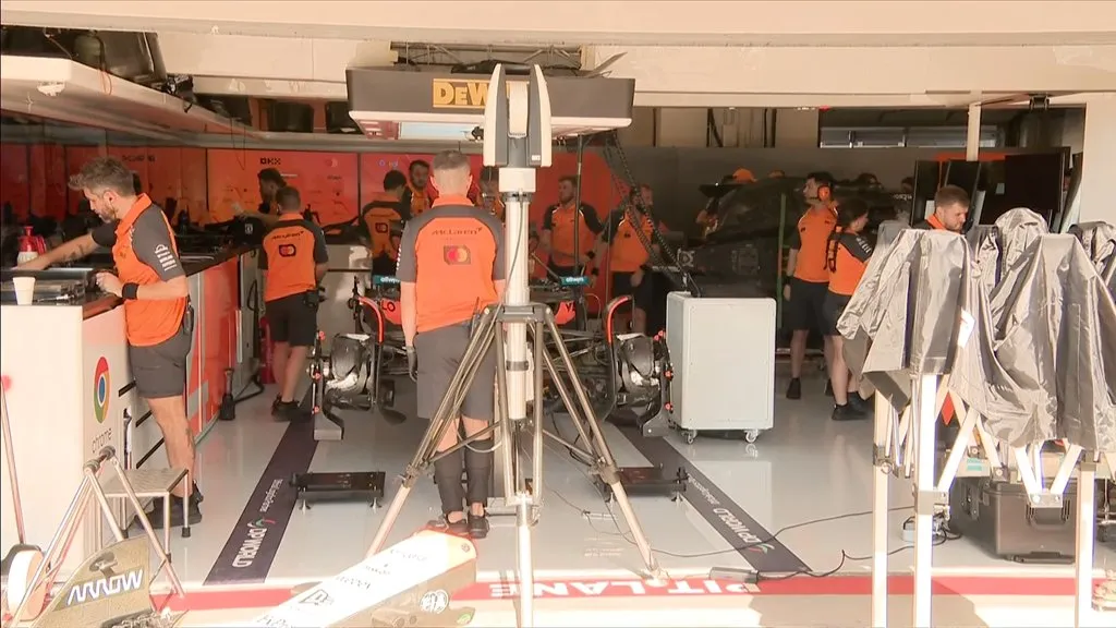 El trabajo en el box de McLaren.