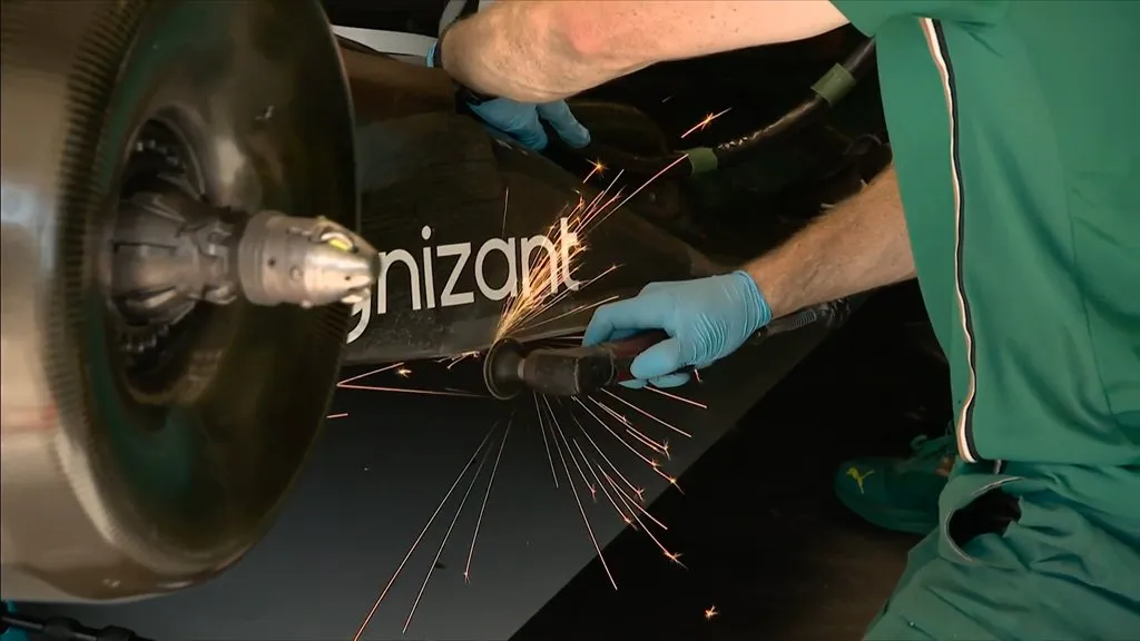 Aston Martin, a contrarreloj con el auto de Alonso.