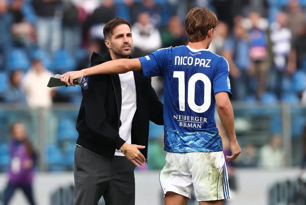 Fábregas saluda a Nico Paz tras su gran partido ante Juventus. (Foto: Getty).