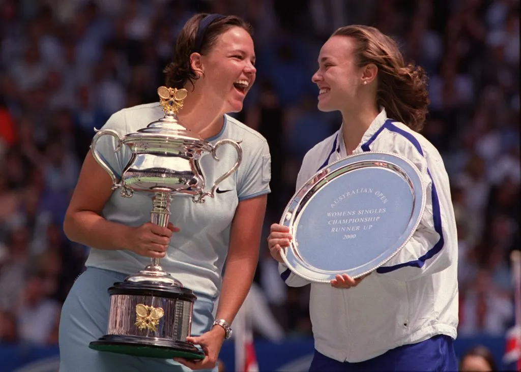 Davenport y Hingis en la premiación del Abierto de Australia del 2000. (Foto: Getty).