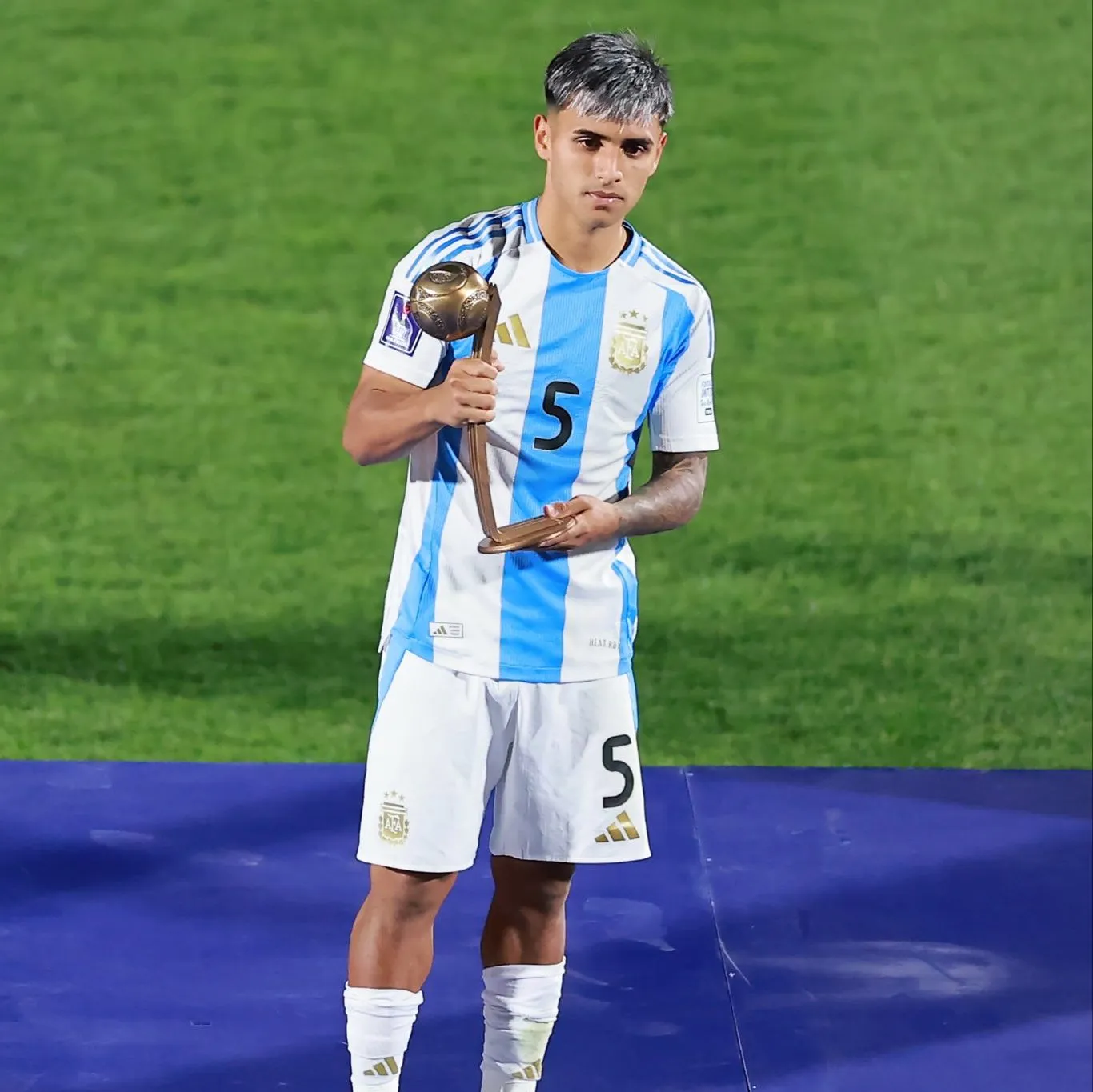 Milton Delgado junto al Balón de bronce del Mundial Sub 20 (Prensa AFA).