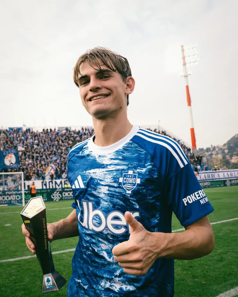 Nico Paz con el premio al MVP del Como vs. Juventus.