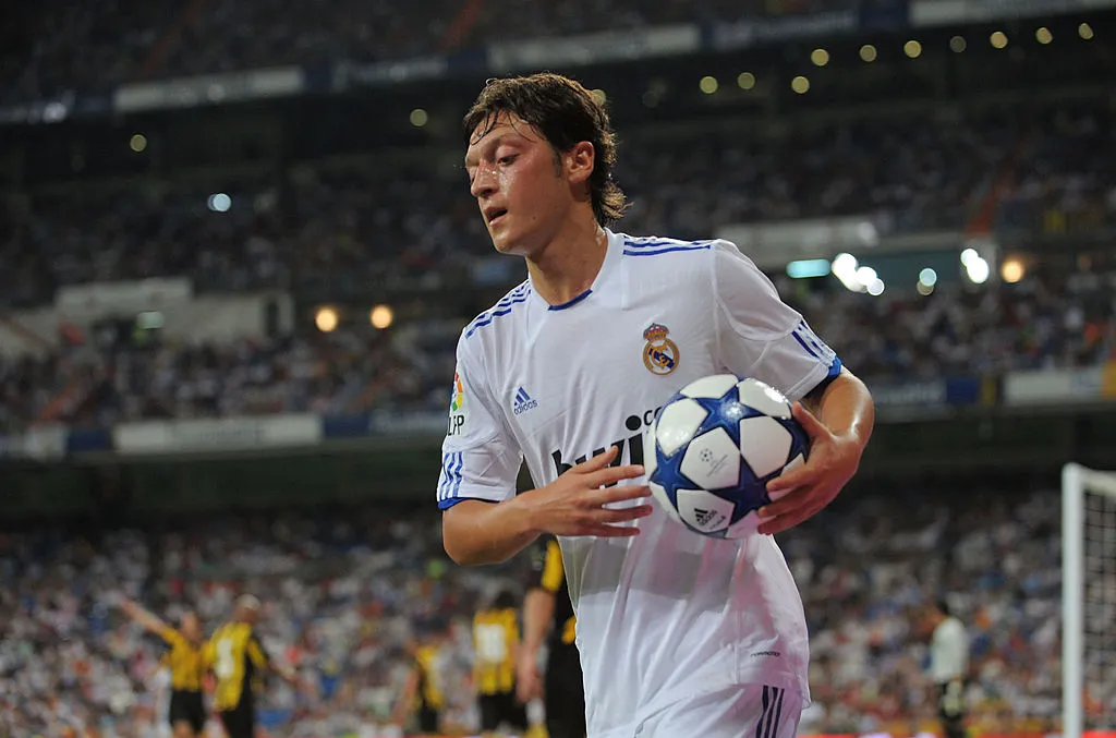 Mesut Özil, uno de los mejores asistidores del siglo y figura en su paso por Real Madrid. (Getty)