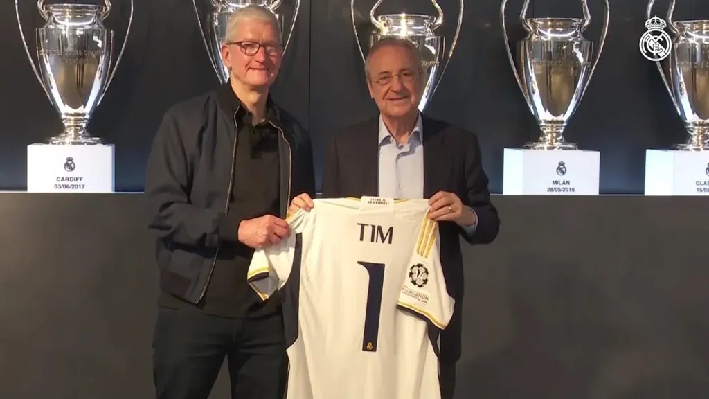 Tim Cook, CEO de Apple, en su visita previa al Bernabéu.