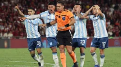 En Brasil, exárbitros criticaron a Jesús Valenzuela por invalidar el gol de Santiago Sosa para Racing vs. Flamengo.