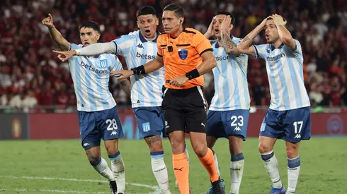 En Brasil, exárbitros criticaron a Jesús Valenzuela por invalidar el gol de Santiago Sosa para Racing vs. Flamengo.