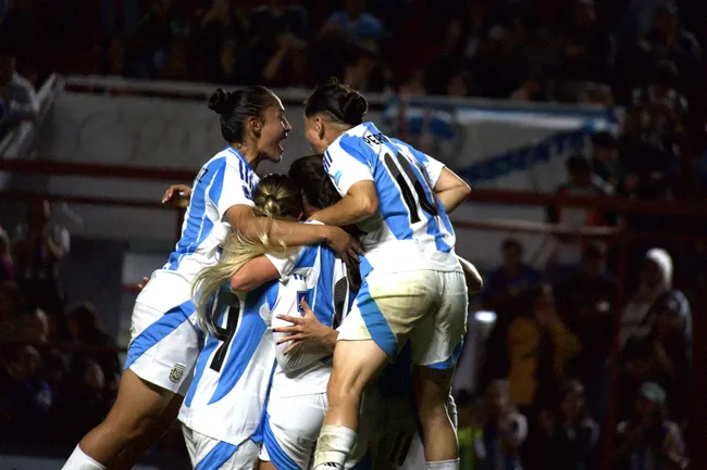 Abrazo de gol, Argentina venció en el debut. Foto AFA